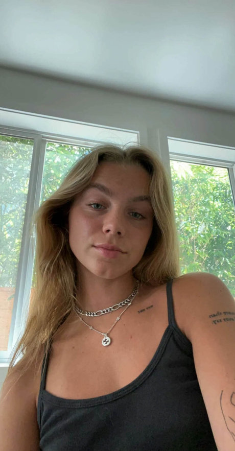 Anna Shumate pretty actress img