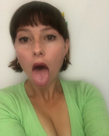 Bel Larcombe naked star image