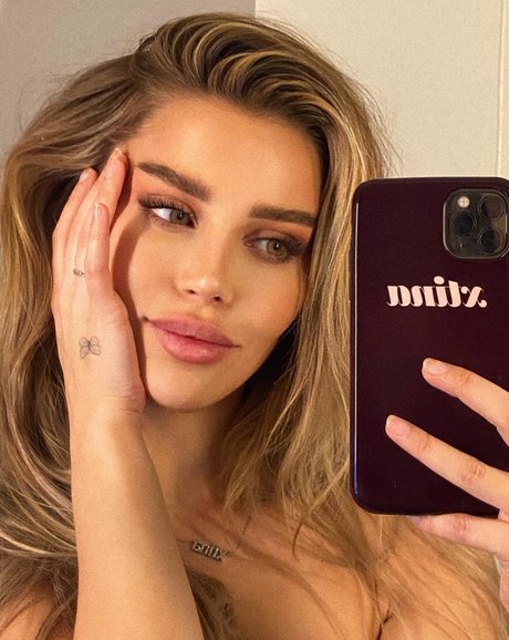 huge shemale onlyfans sexy picture