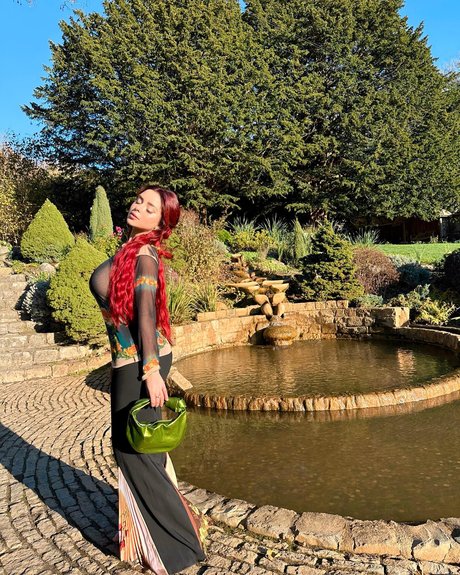 Demi Rose_ art model gallery