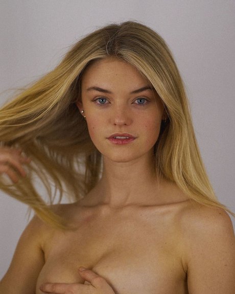 Willow Hand nudes actress img