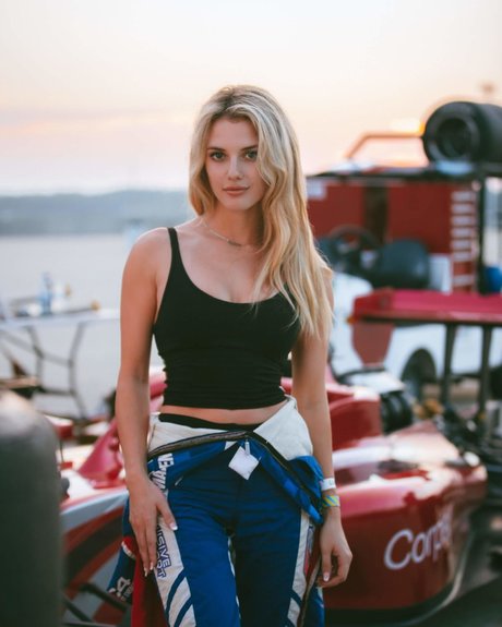 Lindsay Brewer beautiful model img