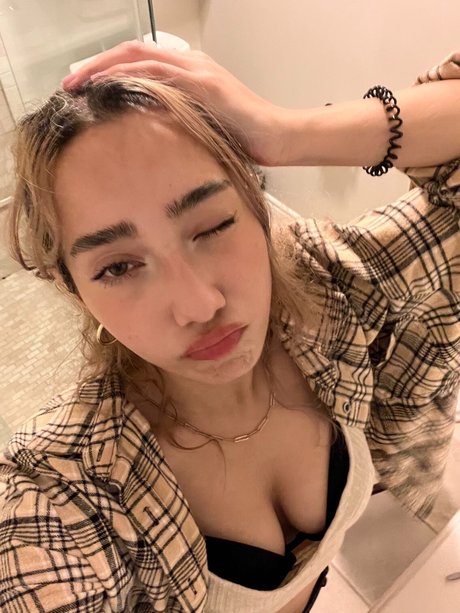 Sabrina Pezeshkian_ Quick model image