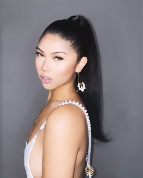 Alyanna Joelle erotic model galleries