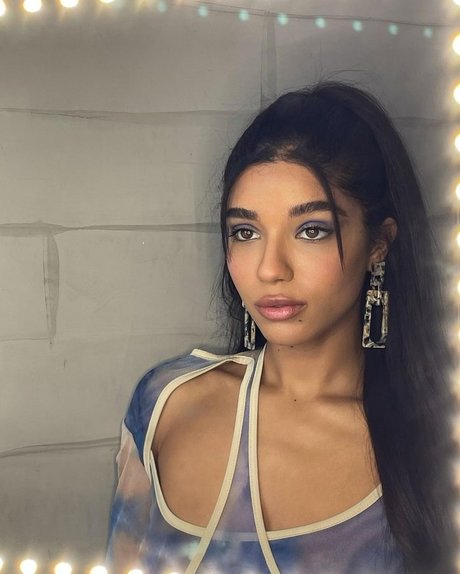 Yovanna Ventura pretty model image