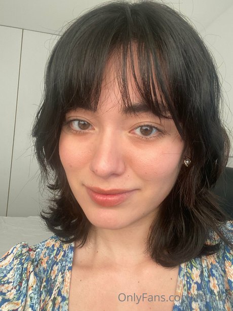 Dronae Naedro sexy actress pictures