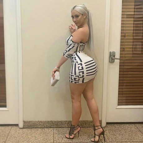 Una model nudes gallery