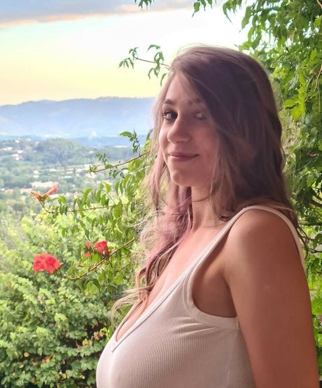 Yonia nude actress photo