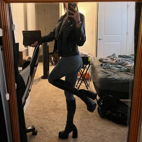 Queen etimy porn model image