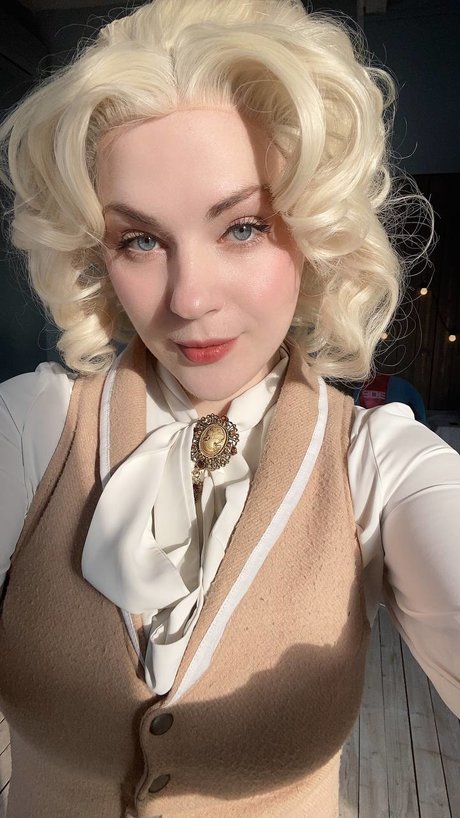 Adamae Dono top actress photos