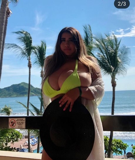 lesbian kissing onlyfans hd pics