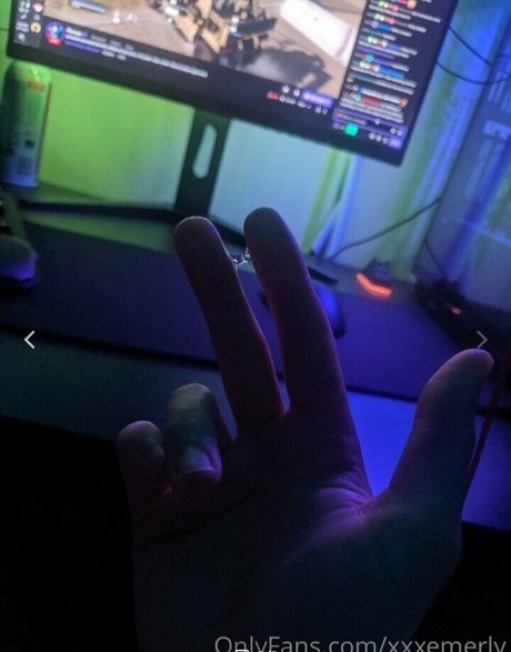 xEmerly nice pornstar photo