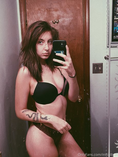 initialbrat pornstar adult picture