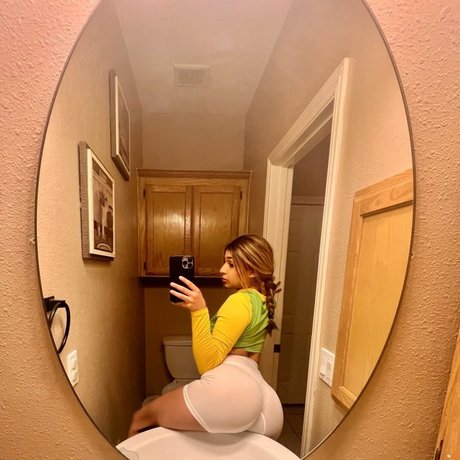 Baby Des model nude picture