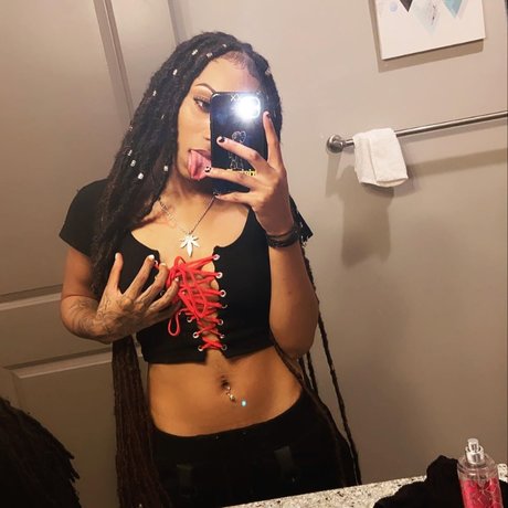 lesbian kissing onlyfans hot img