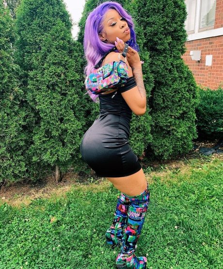 Lola and Moni art model pic