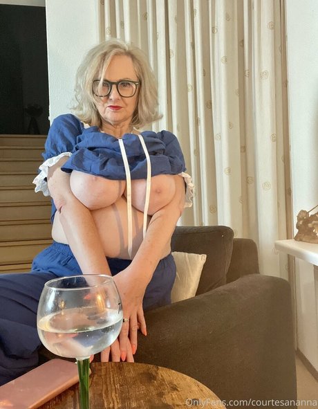 CourtesanAnna model naked photo