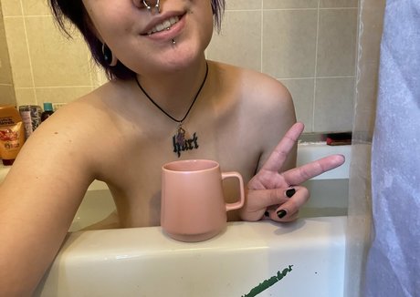 milklovinfiend naked model img