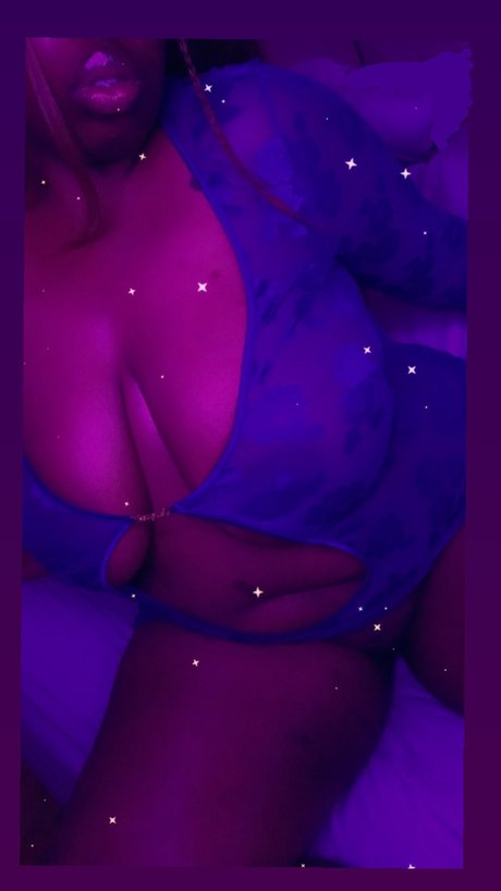 Beatrixx_ model hot image