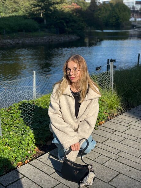 Lolabrain pornographic actress photo