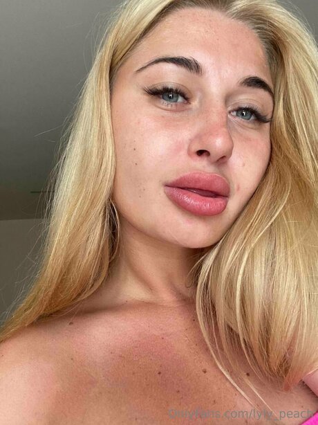 Lyly Peach sex model image