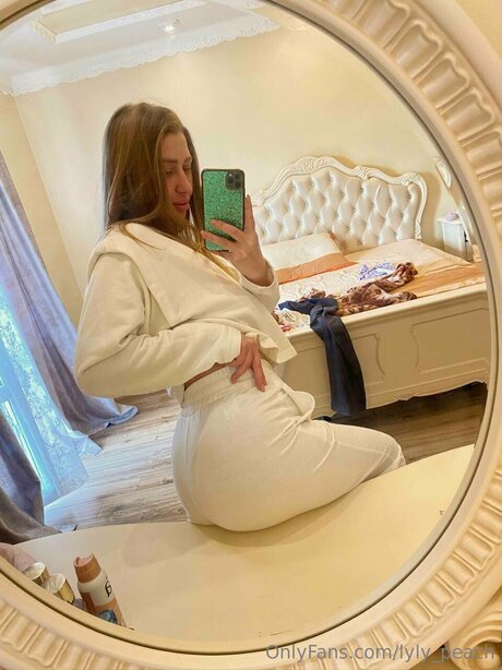 Lyly Peach top model pic