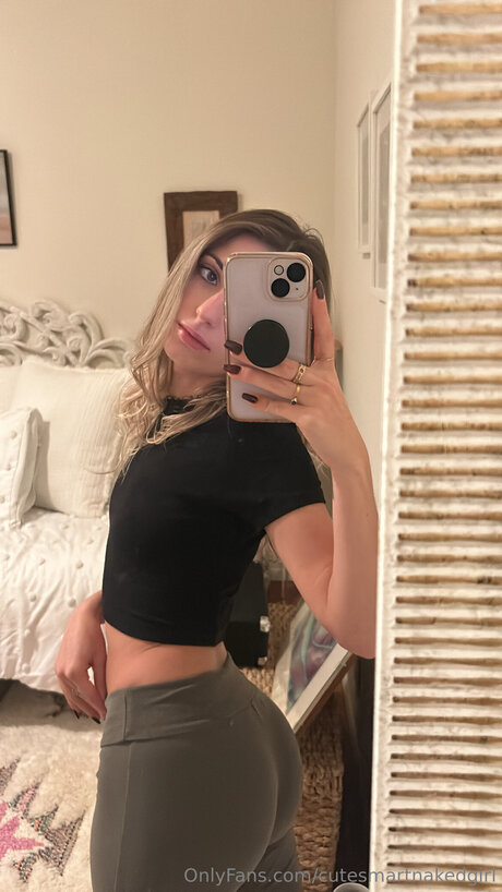 Cutesmartnudegirl hot model img