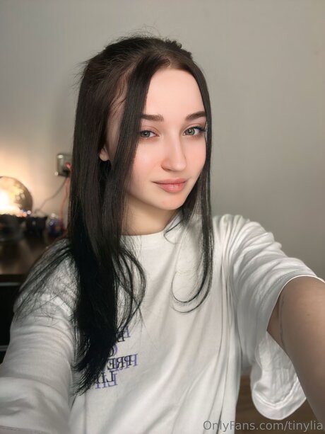 Tinylia hot actress img