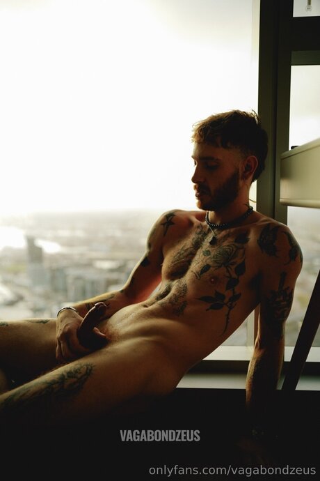 Vagabondzeus naked model img