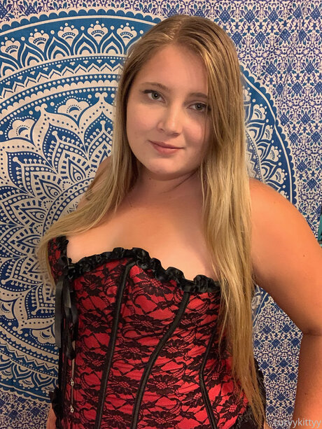 Curvykittyy perfect model photo