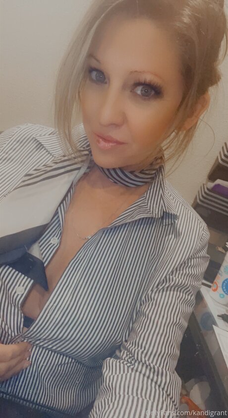 Kandigrant nudes star img