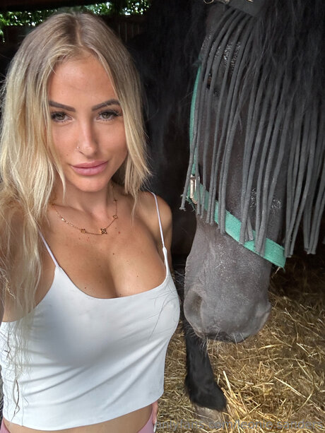 Leonie Sanders actress image