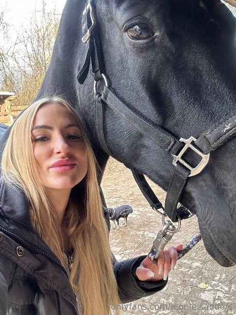 Leonie Sanders sexy actress photo