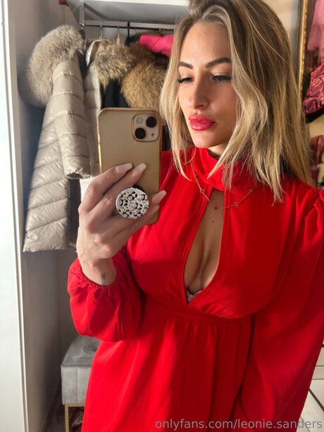 Leonie Sanders art star photo