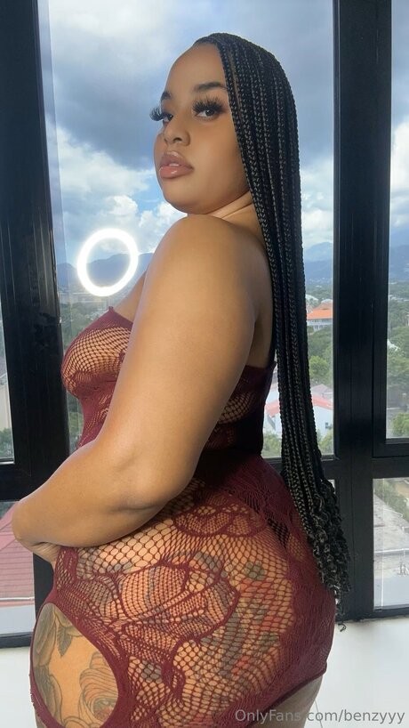 Benzyyy naked pornstar photo