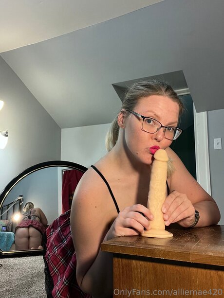 Alliemae420 star nudes photo