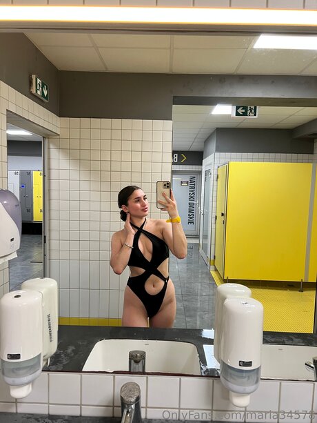 lesbian kissing onlyfans hot sex picture