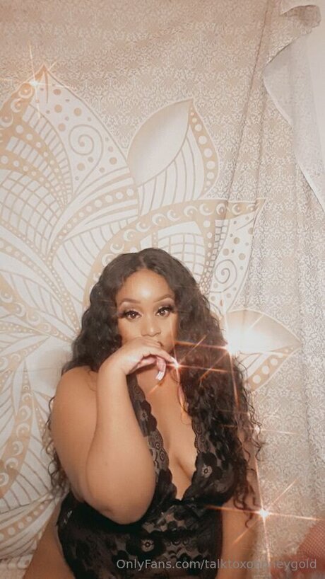 Talktoxohoneygold model nice pic