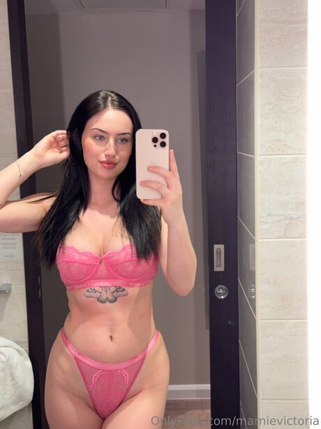 Marnievictoria pornographic model pic