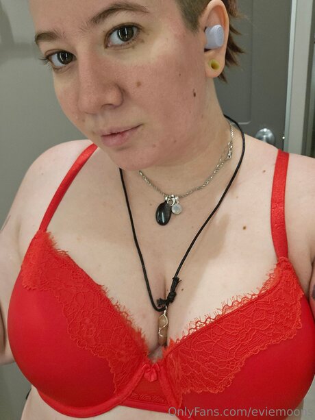 Eviemoons model nudes image