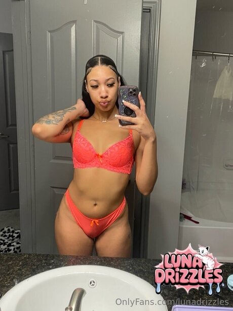 Lunadrizzles erotic model picture