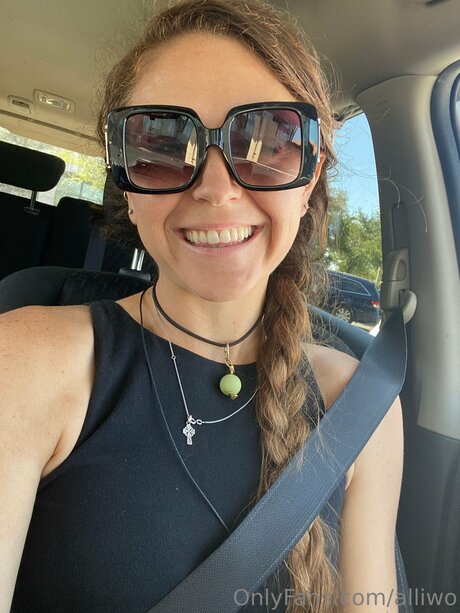 Alliwo sex model gallery