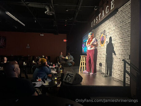 Jamieshrinersings model nude pic