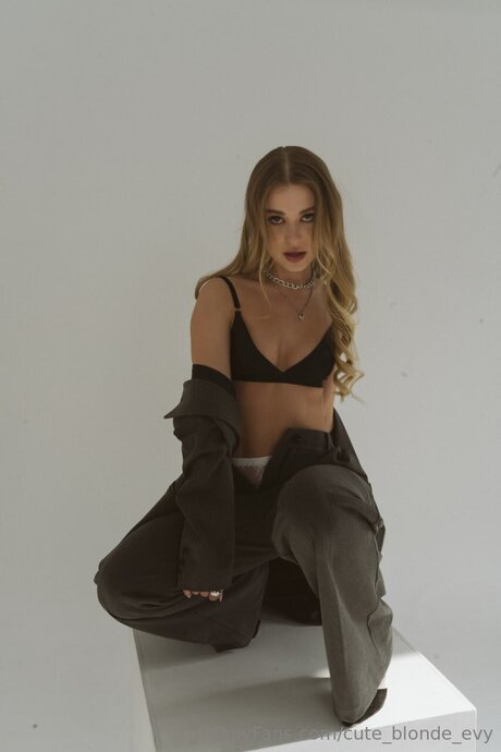 Cute Blonde Evy free actress image