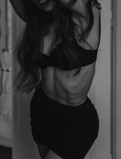 Larahook model pictures