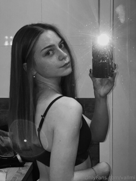 Vallmi model free photo