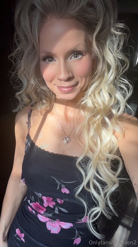 Lil Vixen2 naked pornstar pic