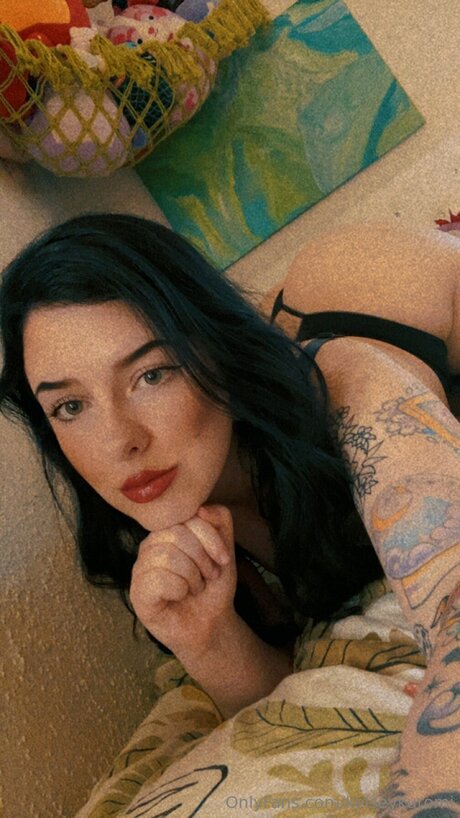 Kelseykuromi model top picture