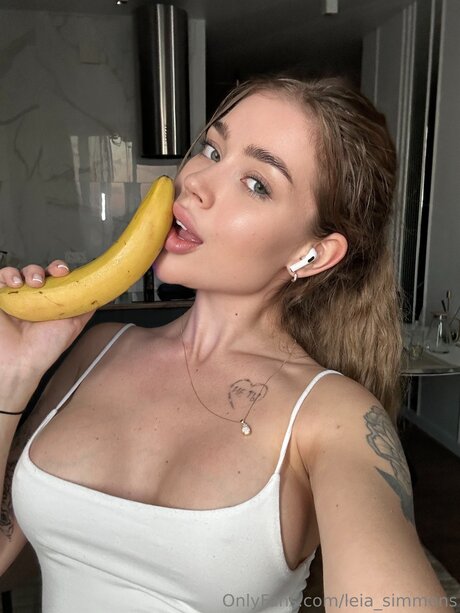 Leia Simmons nude pornstar archive