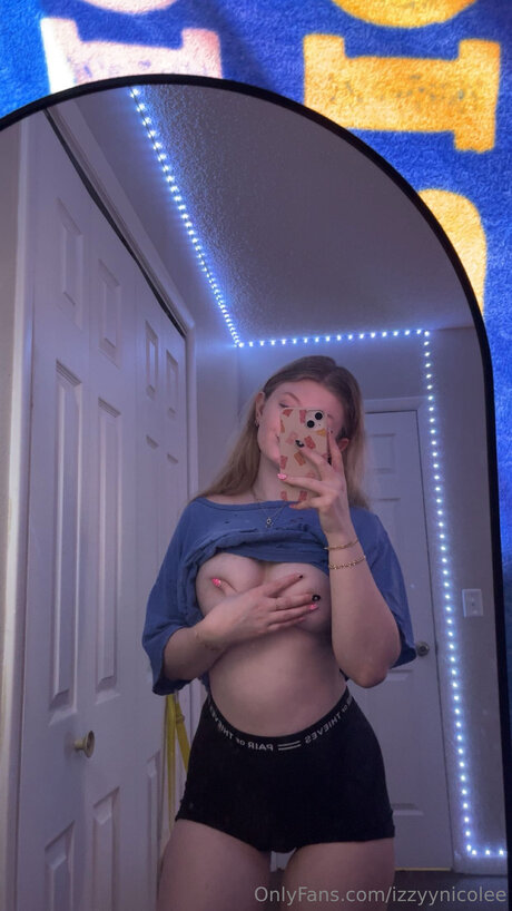 Izzyynicolee model nudes gallery